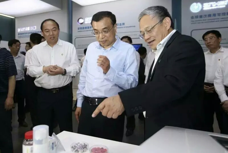 國務(wù)院總理李克強(qiáng)考察光谷展示中心1.jpg